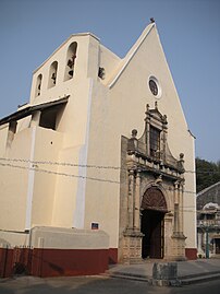 Katholieke kerk Bom Jesus, net buiten de vesting