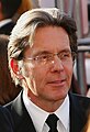 Gary Cole interpreta Cameron Dennis