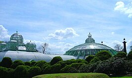 De Serre van Congo (links) en de Wintertuin (rechts), onderdeel van de Koninklijke Serres van Laken