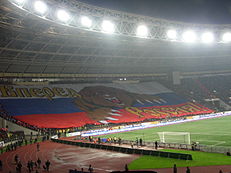 Bannière représentant l'ours russe déployée par des supporters de football russes (l'inscription dit "En avant, la Russie!")