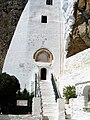 Entrée du monastère : l'arc brisé indique une influence latine.