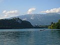 Bled (Lacul Bled, Castelul Grimschitz, insula cu biserica Sf.Maria, masivul muntos Karawanken)