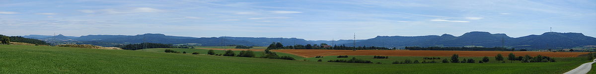 Blick zum Albtrauf vom Farrenberg links und der Burg Hohenzollern bis zum Plettenberg rechts