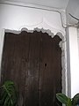 Puerta en el lado izquierdo del patio interior rematada por un arco de recuerdos arte gótico tardío, arco conopial.