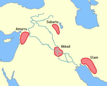 Mapa dels quatre racons del món com probablement els hauria imaginat Naram-Sin d'Accàdia, el creador del títol «rei dels quatre racons del món». A la seva època es pensava que aquestes ubicacions eren a prop de les vores del món. Com a tal, s'ha d'entendre el títol que es refereix a «Rei de tot el món»