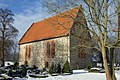 Kirche, Friedhof mit Feldsteinmauer, Glockenstuhl mit zwei Glocken und Stele (18. Jh.)