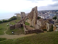 Hastings Castle med piren og sentrum i bakgrunnen