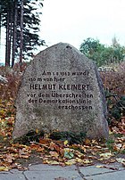 Granite memorial reading "Am 1.8.1963 wurde 150 m von hier HELMUT KLEINERT vor dem Überschreiten der Demarkationslinie eschossen".