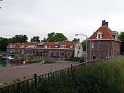 Woningen sluisknechten en helemaal rechts het voormalig telegraaf- en hulppostkantoor.