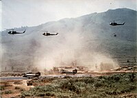 Helicópteros da 1ª Divisão de Cavalaria dos Estados Unidos chegando a Khe Sanh.