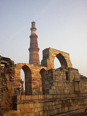 Qutub Minar dan reruntuhan di sekitarnya.