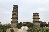 Pagoda kembar di Kuil Shousheng