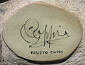 Piastrella autografata da Coppi sul muretto di Alassio.