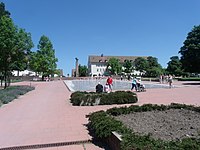 Fonteinen en monument op de achtergrond op de Marktplatz.