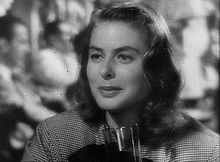 Ingrid Bergman buvant un verre d'eau lors d'une scène du film Les Enchaînés d'Alfred Hitchcock