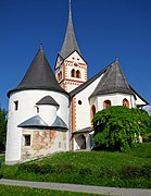 Die Kirche St. Peter, links der Karner; gegen Westen