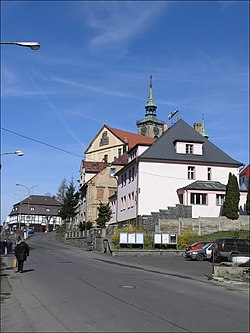 Městský úřad v Mikulášovicích, v pozadí kostel sv. Mikuláše