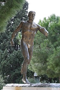 Monument à Jean Bouin (1922), Marseille, stade Vélodrome.