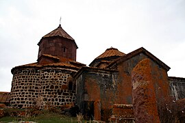 Église (à gauche) et gavit (à droite), depuis le nord.