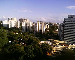 Condomínios no bairro.