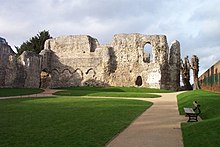 Photographie de ruines entourées d'une pelouse