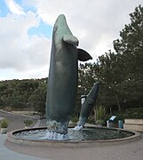 Walskulptur am Eingang des Aquariums