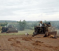 إم-113 مزودة بمدافع الهاون مقاس 4.2 بوصة من طراز D/16 Armor، الفرقة 173 المحمولة جواً، في مهمة إطلاق نار في عملية "واكو" في فيتنام.