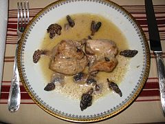 Coq au vin jaune et aux morilles (cuisine franc-comtoise).