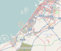 Mapa konturowa Dubaju, u góry nieco na prawo znajduje się punkt z opisem „Stad Nadi al-Wasl”