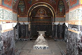 Le mausolée de Bourgogne, dans le cimetière.