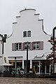 Wohn- und Geschäftshaus (straßenseitige und rückwärtige Fassade)