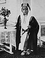 Photographie d'un enfant arabe, en costume royal.