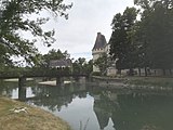 L'Indre coulant au pied du château, traversée par un pont. Derrière se trouve l'ancien moulin banal.