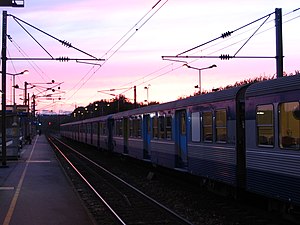 Au petit jour, un train en gare.