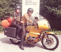 De R 100 RS in de originele goudkleur uit 1978 is een gewild model