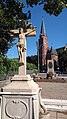 L'église protestante, le calvaire et la fontaine de la place Mathey.