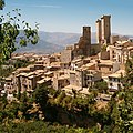 Il castello con il borgo sottostante, visto da est