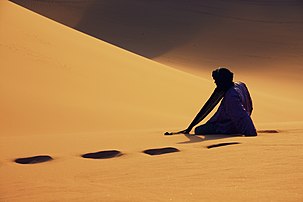 Touareg sur la dune de Timerzouga, dans la commune algérienne de Djanet (wilaya d'Illizi). (définition réelle 4 272 × 2 848)