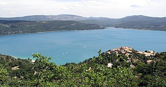 Le lac et le village de Sainte-Croix