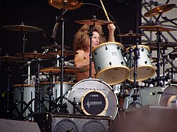 Tommy Aldridge soittamassa Thin Lizzy -yhtyeessä Gods of Metal -festivaalilla vuonna 2007.