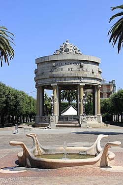 Scorcio di piazza Vittorio Emanuele II con la Cassarmonica