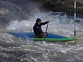 Canoa da slalom in acque bianche.