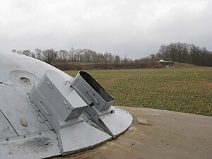 Bovenplateau met links Koepel 120 (met inslag holle lading vlak boven linkerkanon), rechts Koepel-Noord