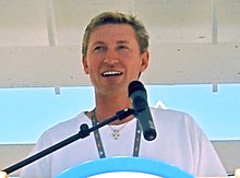 Photographie de Wayne Gretzky faisant un discours