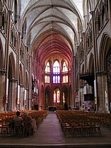 Vue intérieure de la nef et du chœur gothique.