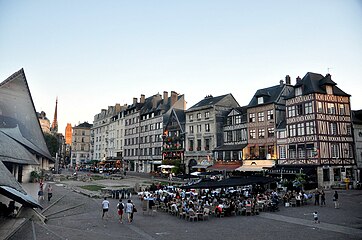 La place, vue côté sud.