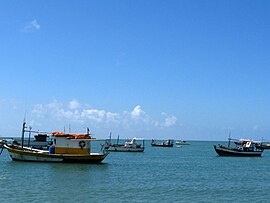 Barcos na vila de pescadores da Praia do Forte