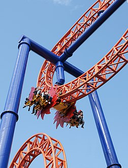 Kirnu est un parcours de montagnes russes en métal de type quadridimensionnelles, construit en 2007 par Intamin et situé à Linnanmäki, en Finlande. (définition réelle 2 848 × 3 726)