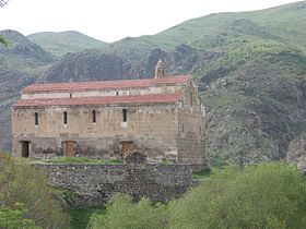 Complexe monastique de Tsitsernavank après restauration.