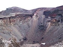 Photo couleur de l'intérieur du cratère d'un volcan.